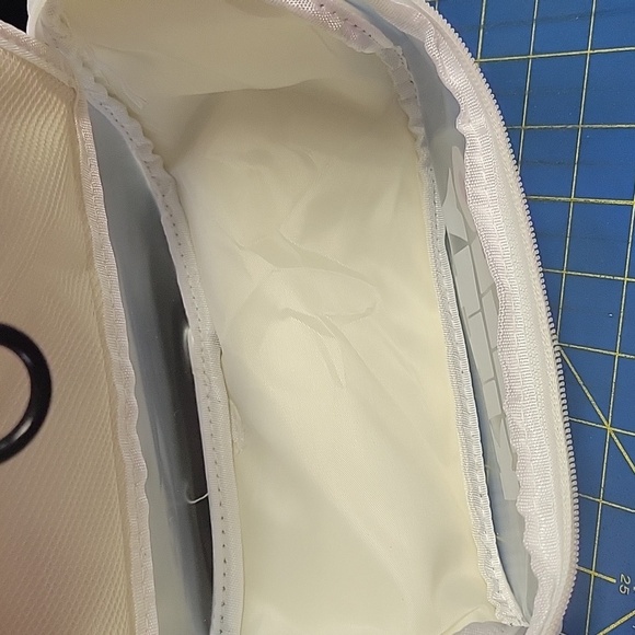 Hello Kitty White Travel Tolietry Zipper Hanging Bag Brand New - Picture 4 of 4